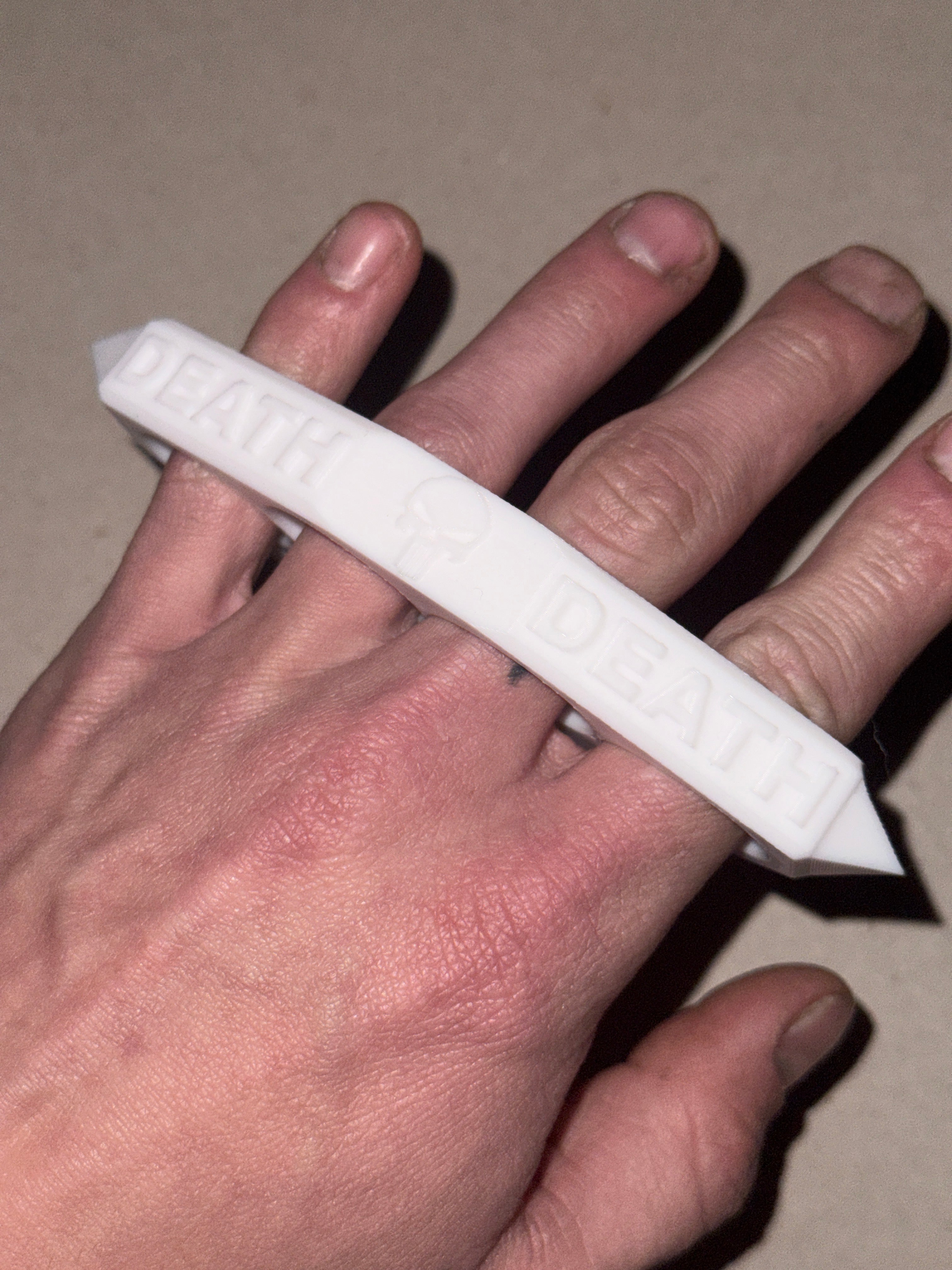 “Plass knuckles”